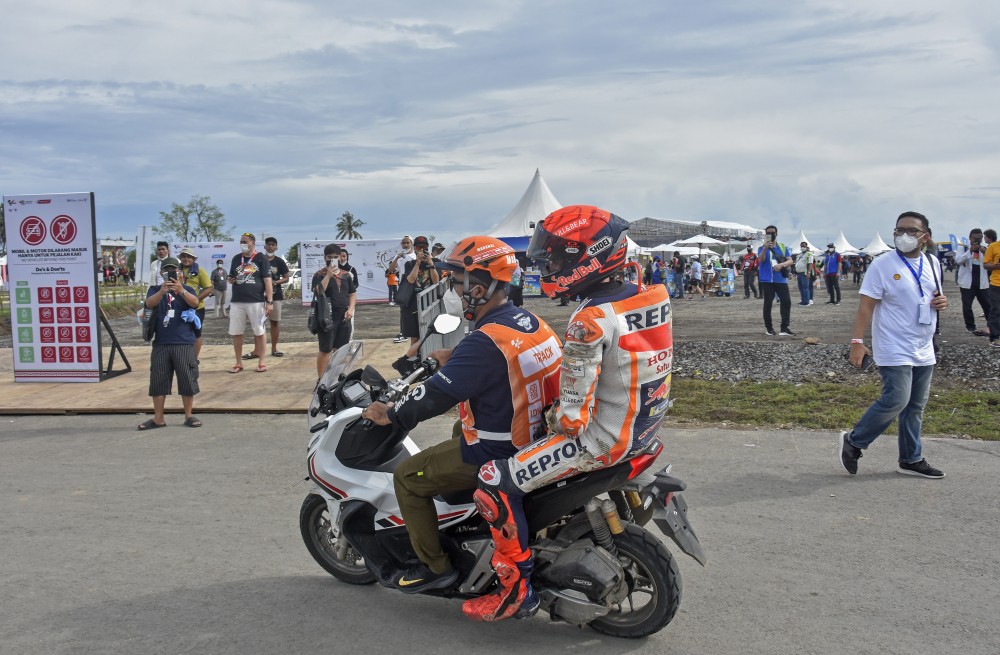 embalap Repsol Honda Team Marc Marquez membonceng marshal usai terjatuh saat kualifikasi MotoGP di Pertamina Mandalika International Street Circuit, Praya, Lombok Tengah. ANTARA/Ahmad Subaid